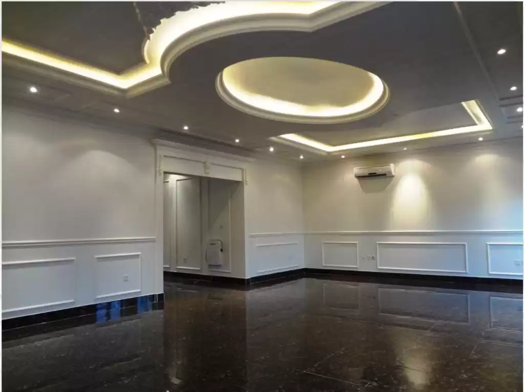 Résidentiel Propriété prête 4 chambres S / F Villa autonome  a louer au Al-Sadd , Doha #8166 - 1  image 